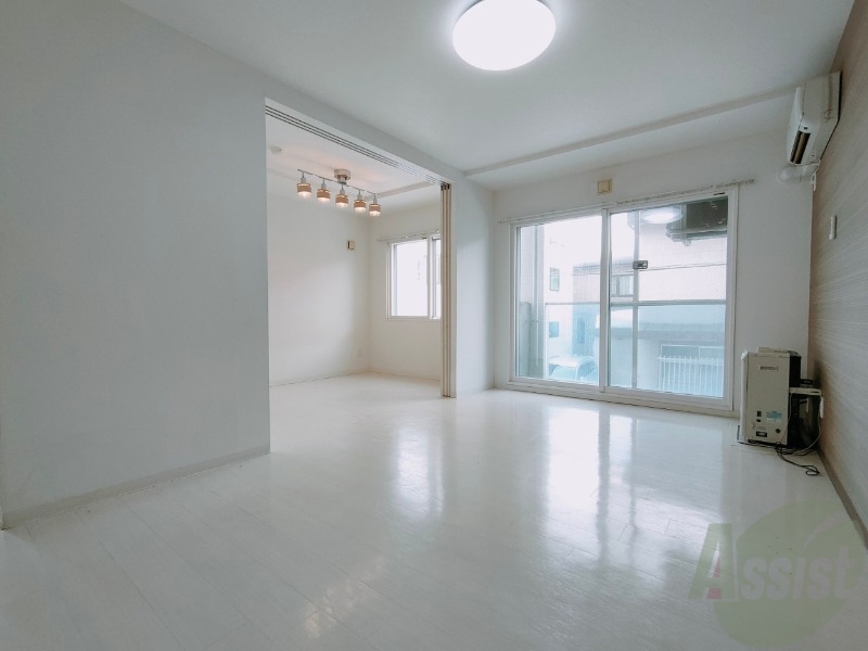 居室・リビング　フローリングや壁の色がお洒落な印象のリビングです。