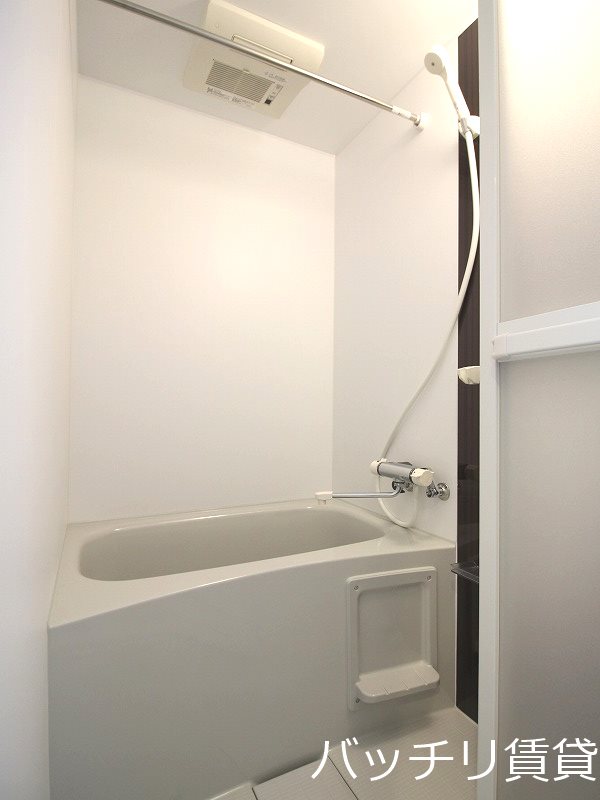 バス・シャワールーム　画像は別号室タイプの為、現状を優先致します。