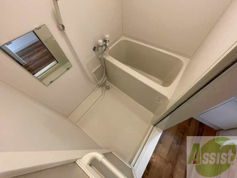 バス・シャワールーム　バスルームは狭すぎず、シャワーも浴びやすそうです。