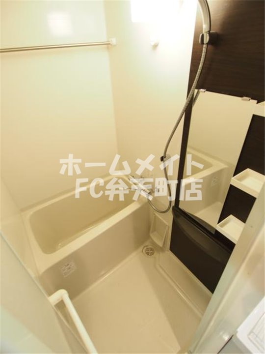 バス・シャワールーム　コンパクトで使いやすいお風呂です