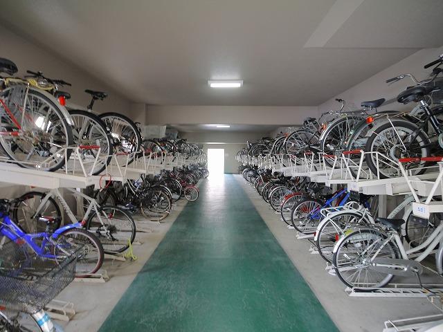 その他共有部分　ゆったりとした駐輪スペース。