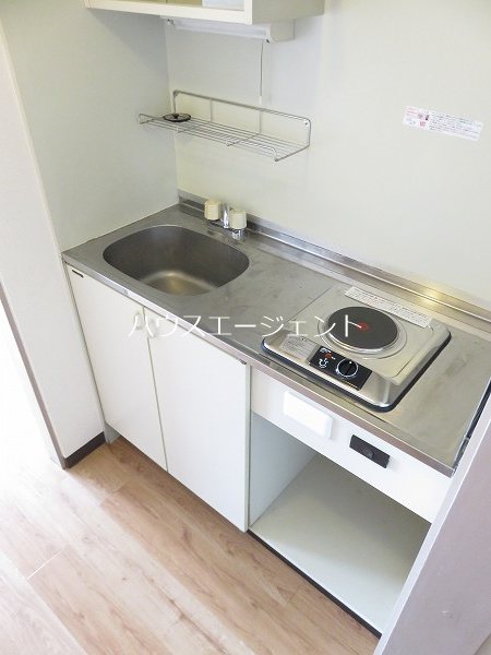 キッチン　1口電気コンロ付きです。