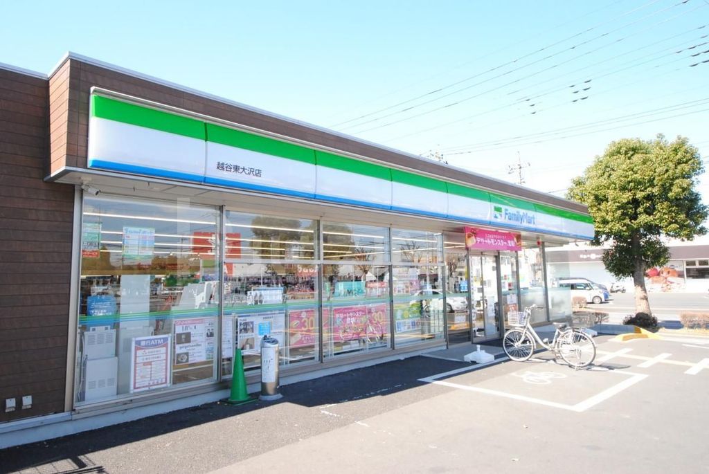 コンビニ　ファミリーマート越谷東大沢店（コンビニ）まで100m
