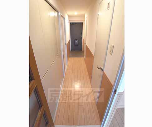 その他部屋・スペース　リビングから見た廊下です