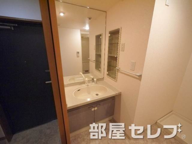 洗面設備　きれいな洗髪洗面化粧台です。鏡でかいです。
