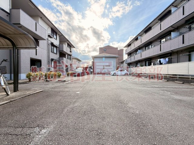 駐車場　車をお持ちの方に嬉しい駐車場付きの物件です