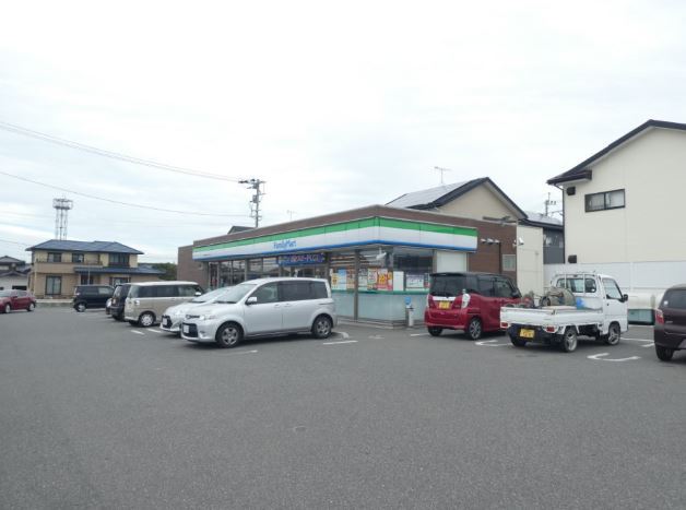 コンビニ　ファミリーマート（コンビニ）まで3976m