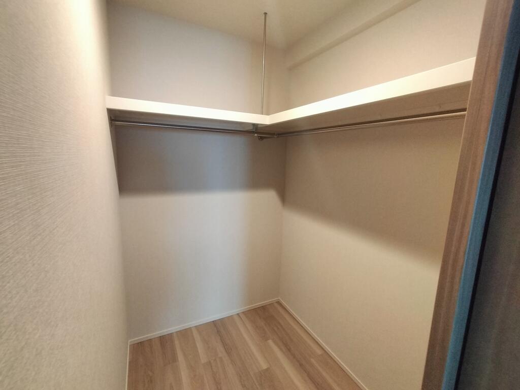収納　※同建物の別のお部屋の写真です。
