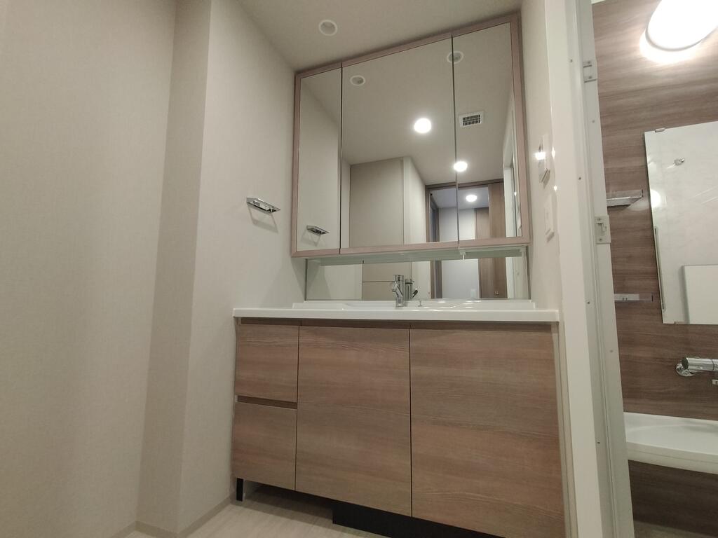 洗面設備　※同建物の別のお部屋の写真です。