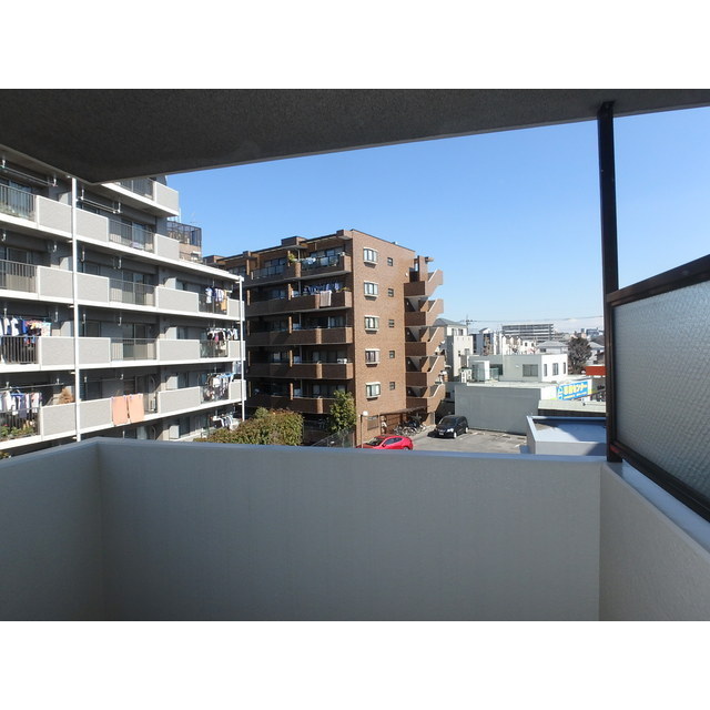 眺望　開放的で明るい空間を演出してくれるバルコニーです