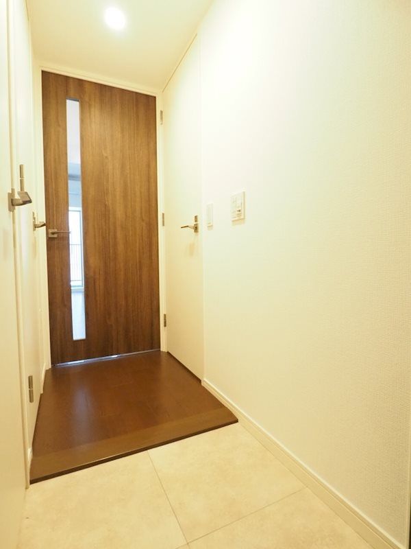 玄関　※同タイプの別のお部屋です。