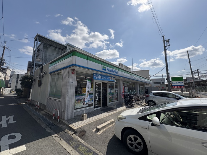 コンビニ　ファミリーマート（コンビニ）まで680m