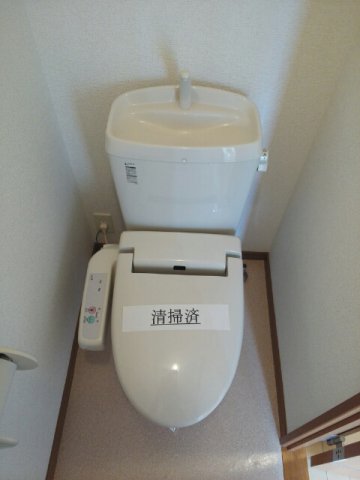 トイレ　落ち着いた色調のトイレです