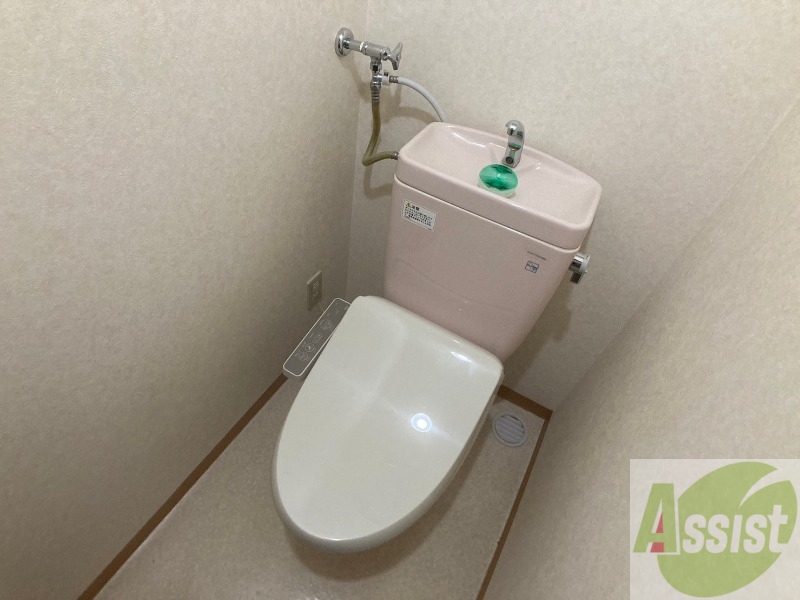 トイレ　ウォシュレット機能がついたトイレ。安心して使用できますね。