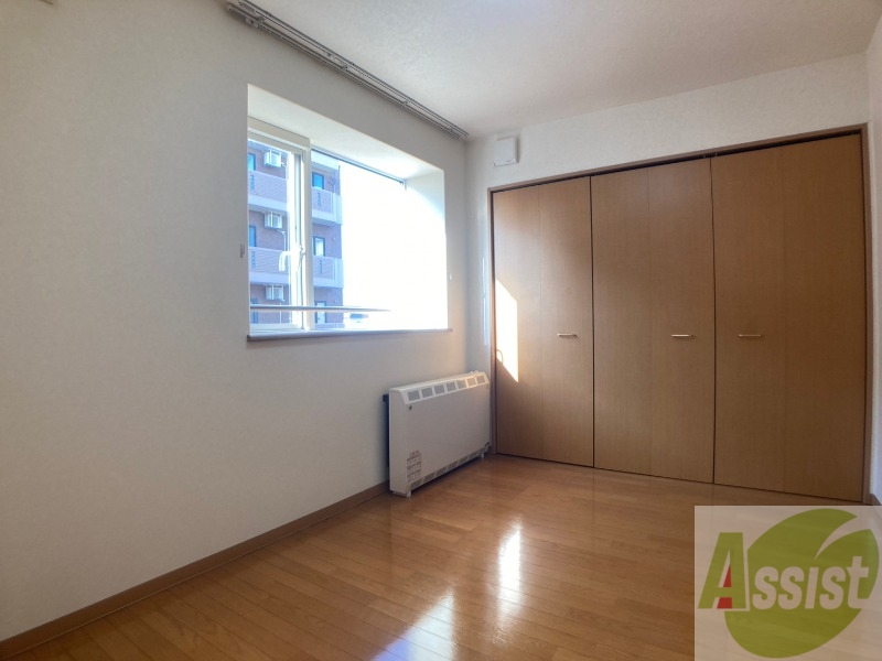 その他部屋・スペース　寝室はこちらです。光が差し込む、温かみのあるお部屋です。