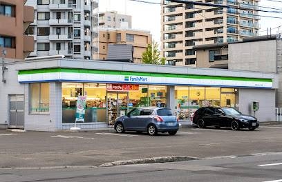 コンビニ　ファミリーマート札幌南5条西20丁目店（コンビニ）まで257m