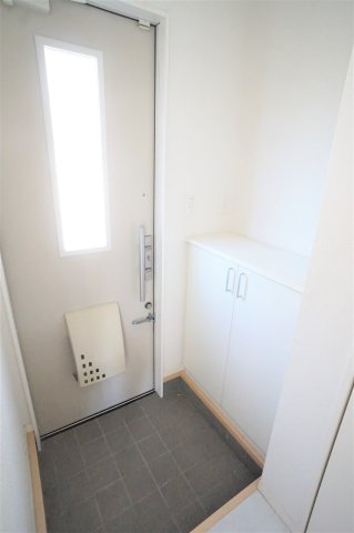 玄関　玄関は１階にあります※別のお部屋の写真です