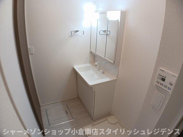 洗面設備　ゆったりとスペースのある洗面所