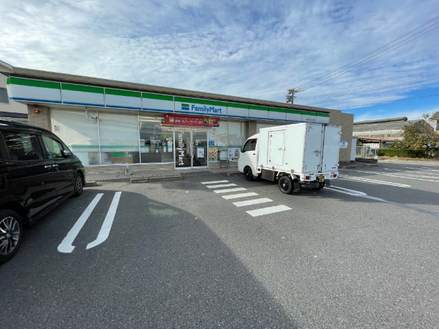 コンビニ　ファミリーマート桑名赤尾店（コンビニ）まで927m