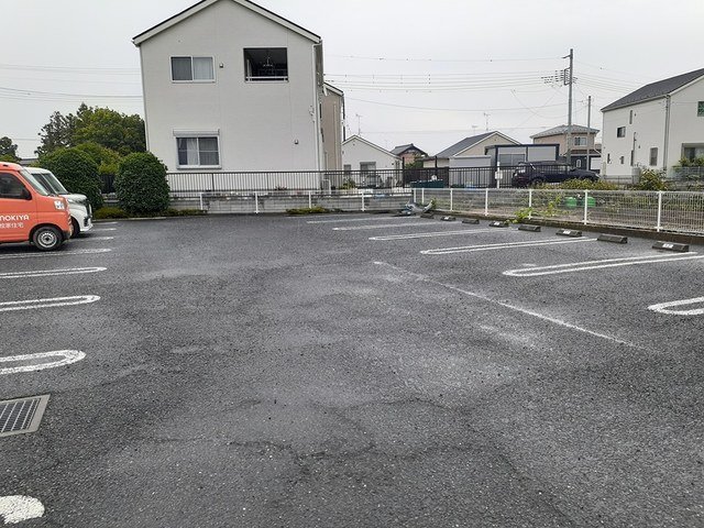 駐車場　駐車場があるので、車を買う予定の方も安心です