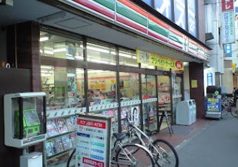 コンビニ　セブンイレブン（コンビニ）まで989m