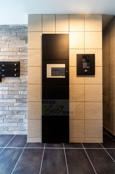 エントランス　留守中も荷物が受け取れて便利な宅配ＢＯＸ完備しています♪