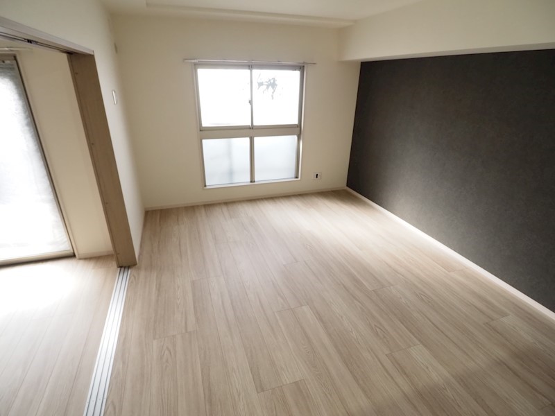 居室・リビング　おしゃれなアクセントクロスのお部屋です。