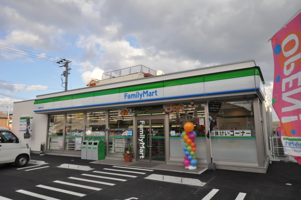 コンビニ　ファミリーマート 小倉緑ヶ丘店（コンビニ）まで739m