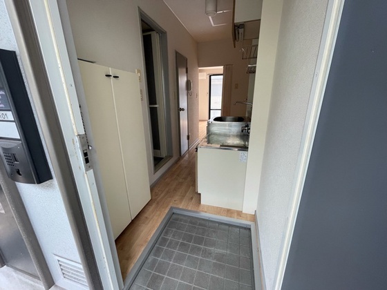 玄関　※別の部屋の写真を使用しています