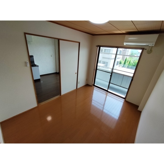 居室・リビング　※他の部屋の写真です。