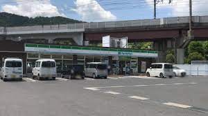 コンビニ　ファミリーマート皇子が丘公園前店（コンビニ）まで178m