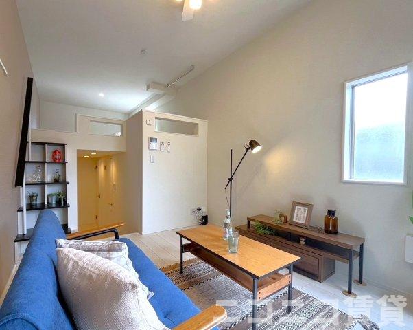 居室・リビング　目線の高さの広いロフト付き　※モデルルーム