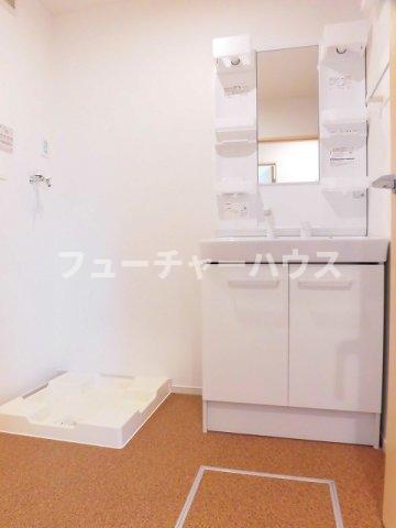 洗面設備　ゆったりとスペースのある洗面所