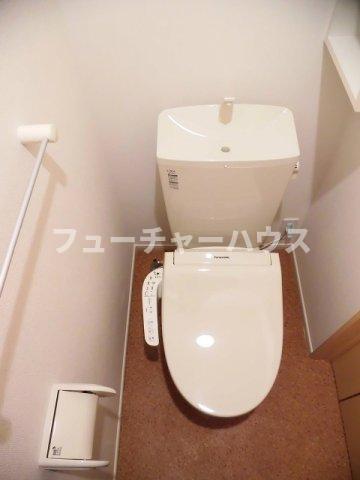 トイレ　落ち着いた色調のトイレです