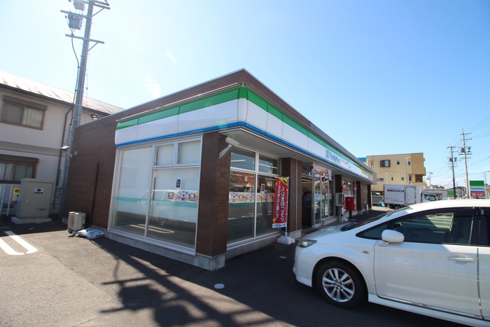 コンビニ　ファミリーマート（コンビニ）まで400m