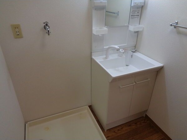 洗面設備　※写真は同じマンションの違う部屋のものになります。