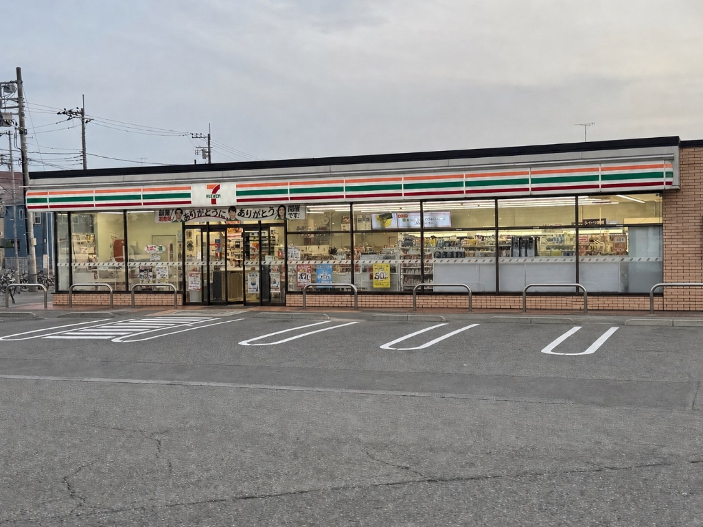 コンビニ　セブンイレブン 川崎布田店（コンビニ）まで440m