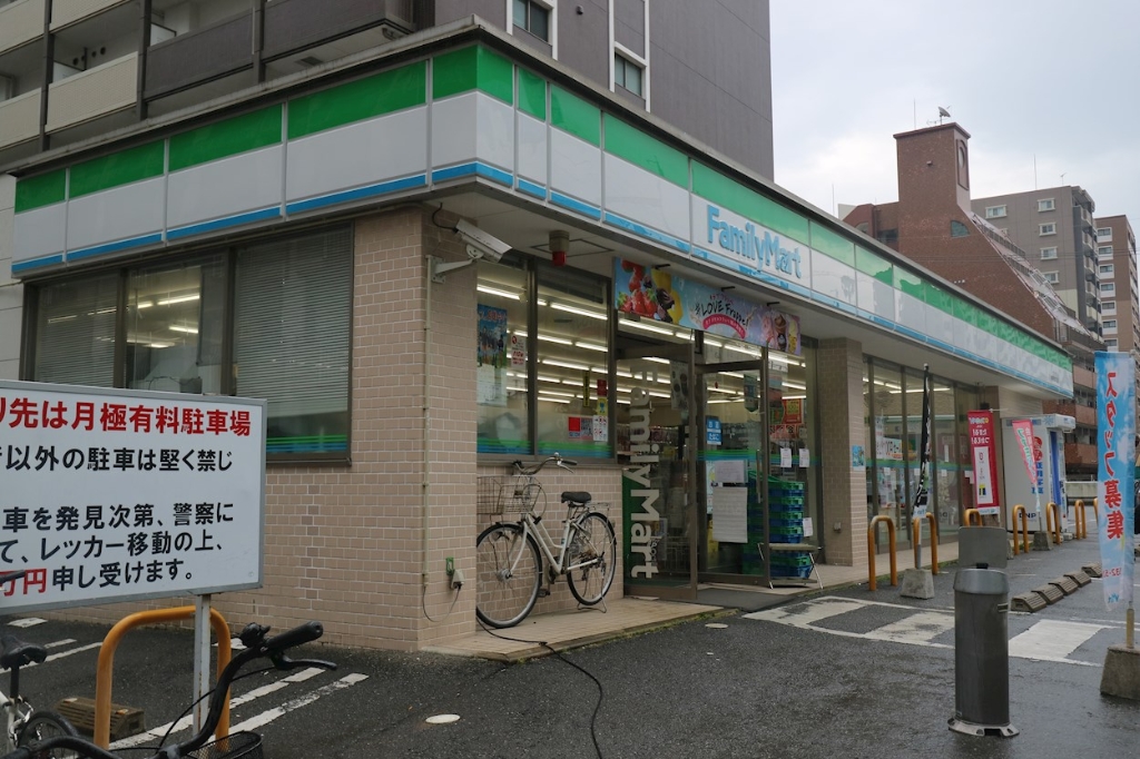 コンビニ　ファミリーマート 博多駅南2丁目店（コンビニ）まで373m