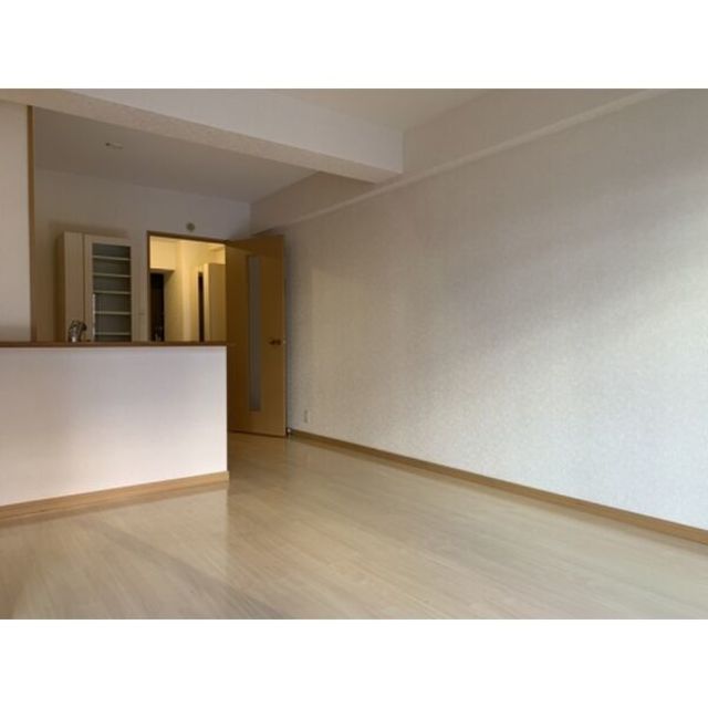 その他　【居間・リビング】別部屋の写真です。現況優先となります。