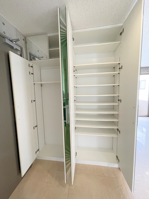 収納　★玄関収納にはコートも掛けられます★