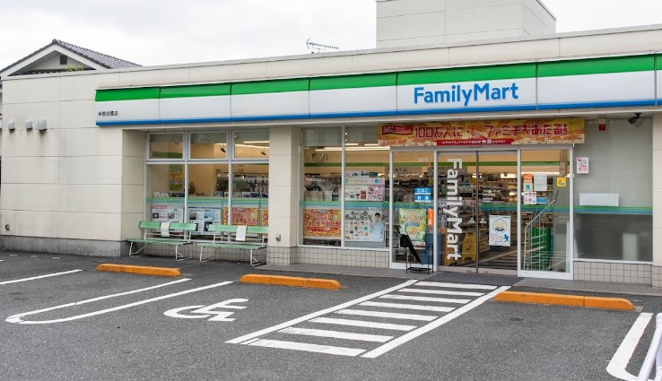コンビニ　ファミリーマート　中野白鶯店（コンビニ）まで502m