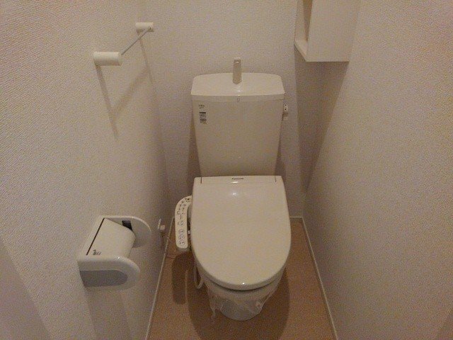 トイレ　落ち着いた色調のトイレです