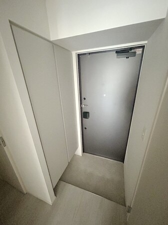 玄関　同タイプ・別住戸のお写真となります