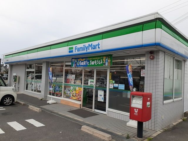 コンビニ　ファミリーマート様（コンビニ）まで590m