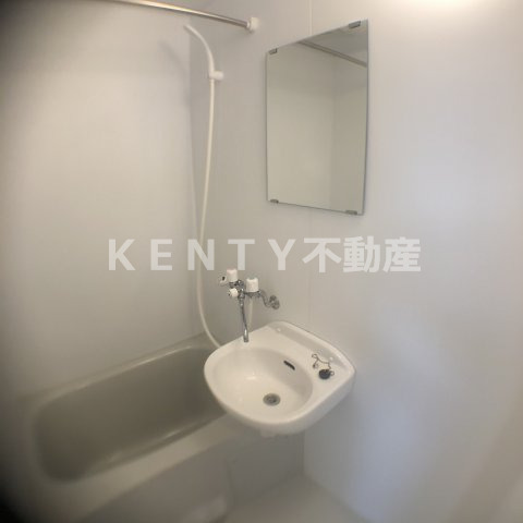洗面設備　明るい洗面所です
