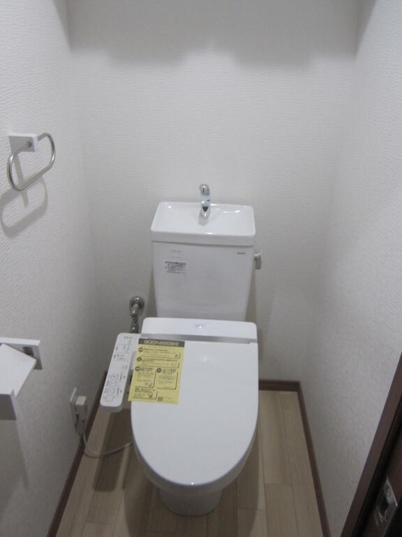 トイレ　衛生的で使い心地爽やかな暖房温水ウォシュレット。