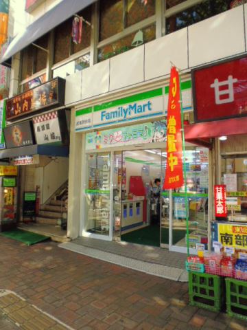 コンビニ　ファミリーマート　成増駅前店（コンビニ）まで212m