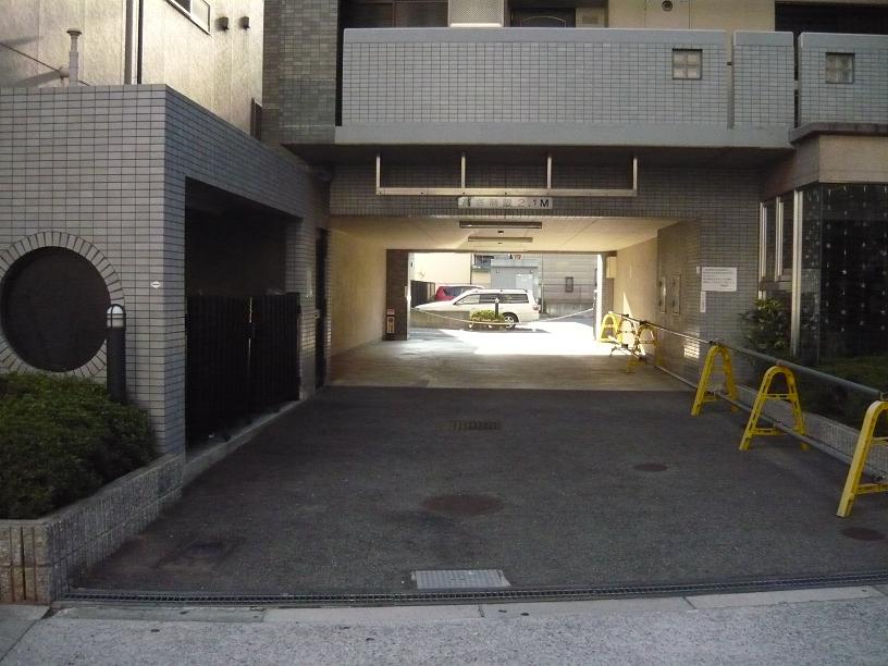 【大阪市平野区瓜破西のマンションの駐車場】