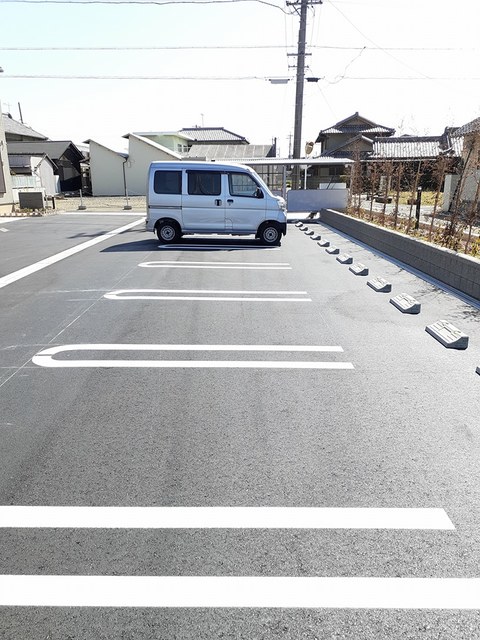 【トゥインクルの駐車場】