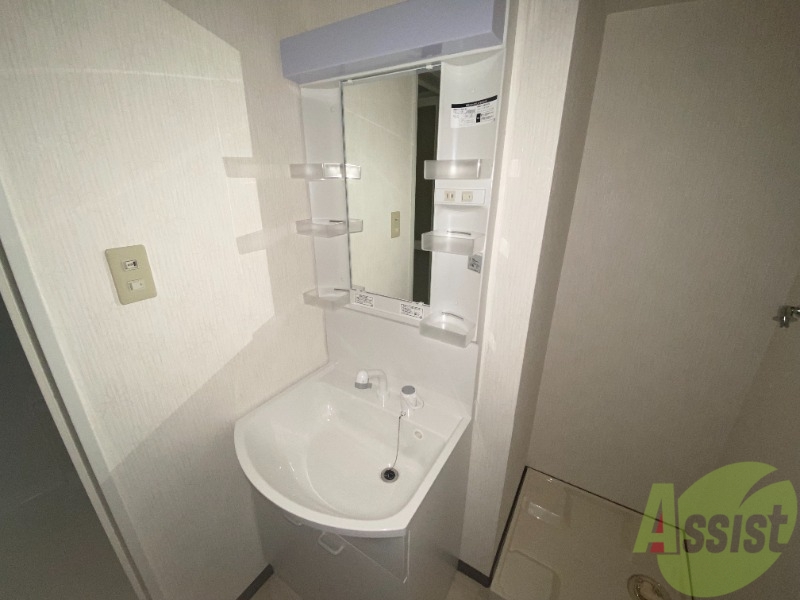 洗面設備　洗面化粧台も独立しており、洗面台の棚も利便性がありますね